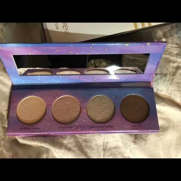 Eye shadow and liner and lip gloss - Picture 6 of 9